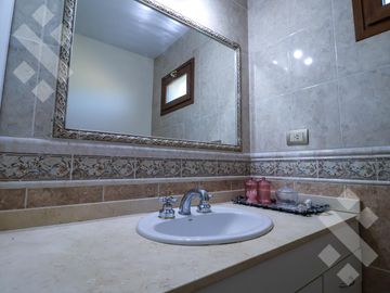 En Venta casa de 3 dormitorios,  con Jardín y Piscina, B° Knudsen, Plottier.