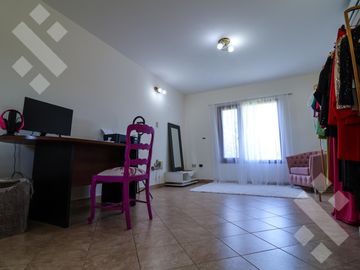 En Venta casa de 3 dormitorios,  con Jardín y Piscina, B° Knudsen, Plottier.