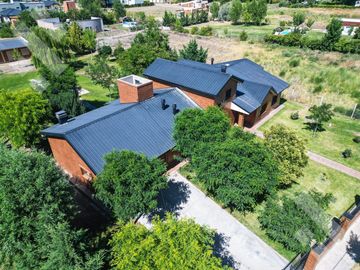 En Venta casa de 3 dormitorios,  con Jardín y Piscina, B° Knudsen, Plottier.