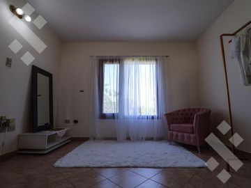 En Venta casa de 3 dormitorios,  con Jardín y Piscina, B° Knudsen, Plottier.