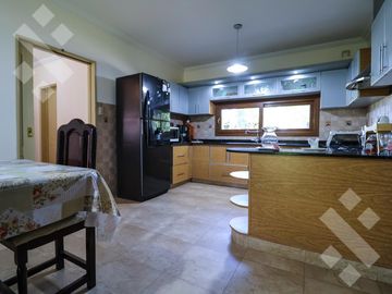 En Venta casa de 3 dormitorios,  con Jardín y Piscina, B° Knudsen, Plottier.