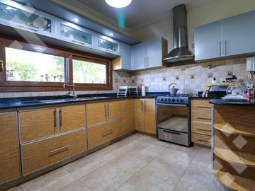En Venta casa de 3 dormitorios,  con Jardín y Piscina, B° Knudsen, Plottier.