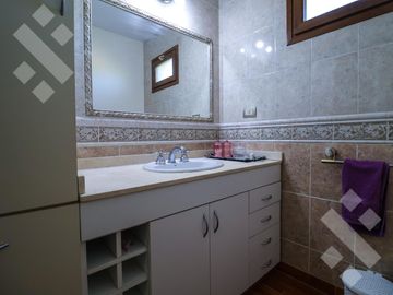 En Venta casa de 3 dormitorios,  con Jardín y Piscina, B° Knudsen, Plottier.