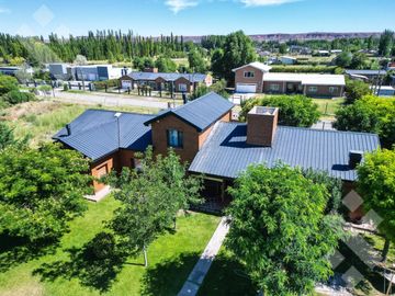En Venta casa de 3 dormitorios,  con Jardín y Piscina, B° Knudsen, Plottier.