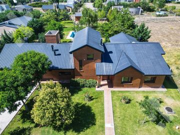 En Venta casa de 3 dormitorios,  con Jardín y Piscina, B° Knudsen, Plottier.