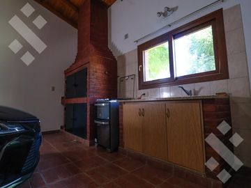 En Venta casa de 3 dormitorios,  con Jardín y Piscina, B° Knudsen, Plottier.