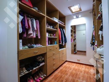 En Venta casa de 3 dormitorios,  con Jardín y Piscina, B° Knudsen, Plottier.