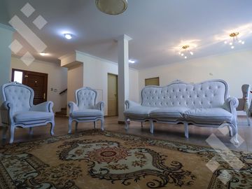 En Venta casa de 3 dormitorios,  con Jardín y Piscina, B° Knudsen, Plottier.