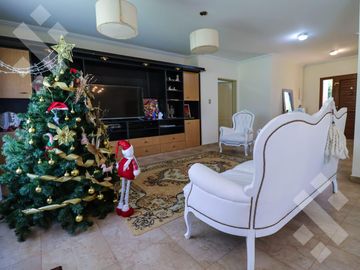 En Venta casa de 3 dormitorios,  con Jardín y Piscina, B° Knudsen, Plottier.