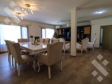En Venta casa de 3 dormitorios,  con Jardín y Piscina, B° Knudsen, Plottier.