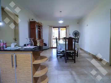 En Venta casa de 3 dormitorios,  con Jardín y Piscina, B° Knudsen, Plottier.