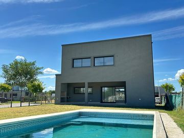 Casa en  Derqui