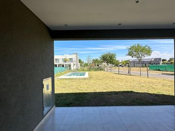 Casa en  Derqui
