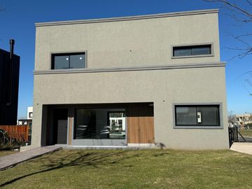 Casa en  Derqui