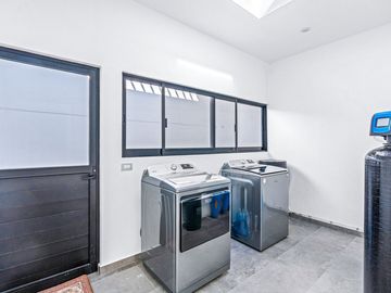 Casa en Venta en San Miguel de Allende: Diseño Contemporáneo y Amplio Terreno