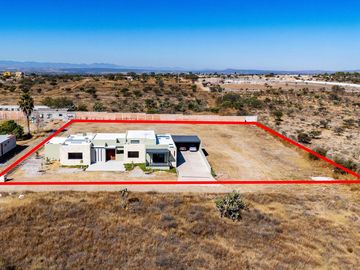 Casa en Venta en San Miguel de Allende: Diseño Contemporáneo y Amplio Terreno