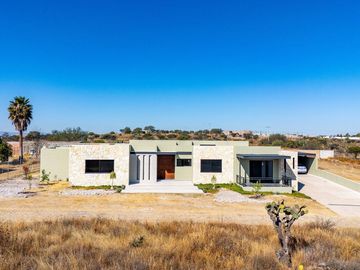 Casa en Venta en San Miguel de Allende: Diseño Contemporáneo y Amplio Terreno