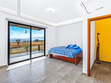 Casa en Venta en San Miguel de Allende: Diseño Contemporáneo y Amplio Terreno