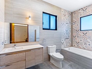Casa en Venta en San Miguel de Allende: Diseño Contemporáneo y Amplio Terreno