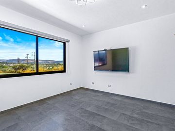 Casa en Venta en San Miguel de Allende: Diseño Contemporáneo y Amplio Terreno