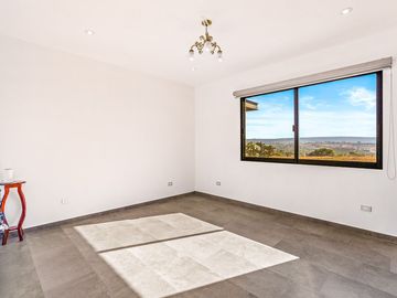 Casa en Venta en San Miguel de Allende: Diseño Contemporáneo y Amplio Terreno