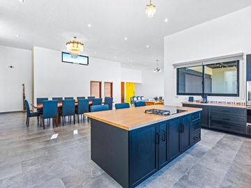 Casa en Venta en San Miguel de Allende: Diseño Contemporáneo y Amplio Terreno