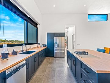 Casa en Venta en San Miguel de Allende: Diseño Contemporáneo y Amplio Terreno