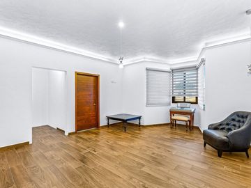 Casa en Venta en San Miguel de Allende: Diseño Contemporáneo y Amplio Terreno