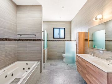 Casa en Venta en San Miguel de Allende: Diseño Contemporáneo y Amplio Terreno