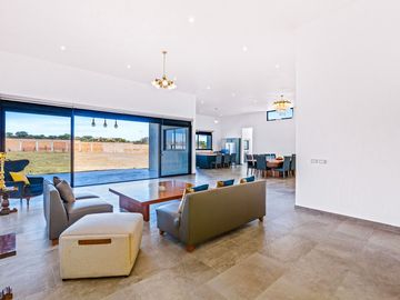 Casa en Venta en San Miguel de Allende: Diseño Contemporáneo y Amplio Terreno