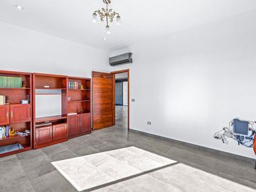 Casa en Venta en San Miguel de Allende: Diseño Contemporáneo y Amplio Terreno