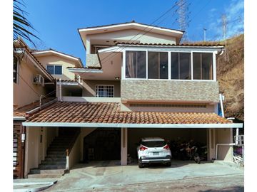 SE REMATA LINDA Y AMPLIA CASA CON PATIO EN LIMAJOS TUMBA MUERTO