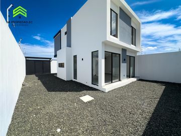 EN VENTA CASA AMPLIA Y MODERNA ATRS DE LA CLNICA SAN GREGORIO-MANTA