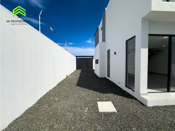 EN VENTA CASA AMPLIA Y MODERNA ATRS DE LA CLNICA SAN GREGORIO-MANTA