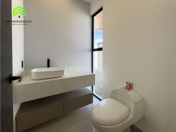 EN VENTA CASA AMPLIA Y MODERNA ATRS DE LA CLNICA SAN GREGORIO-MANTA