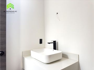EN VENTA CASA AMPLIA Y MODERNA ATRS DE LA CLNICA SAN GREGORIO-MANTA