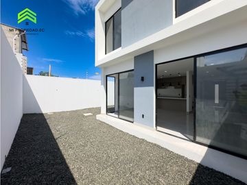 EN VENTA CASA AMPLIA Y MODERNA ATRS DE LA CLNICA SAN GREGORIO-MANTA