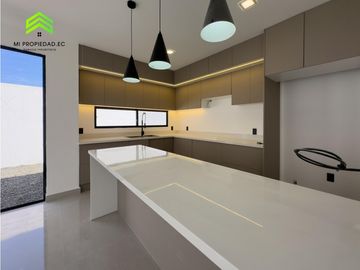 EN VENTA CASA AMPLIA Y MODERNA ATRS DE LA CLNICA SAN GREGORIO-MANTA