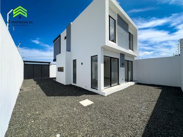 EN VENTA CASA AMPLIA Y MODERNA ATRS DE LA CLNICA SAN GREGORIO-MANTA