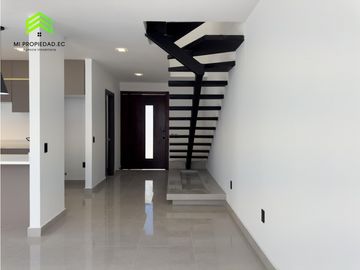 EN VENTA CASA AMPLIA Y MODERNA ATRS DE LA CLNICA SAN GREGORIO-MANTA