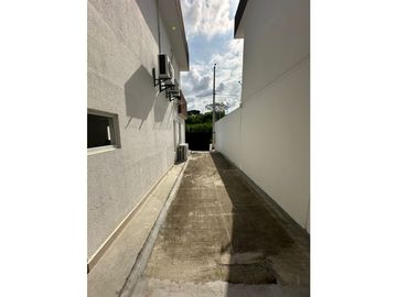 En venta casa 2 pisos y 4 habitaciones sector Manta azul