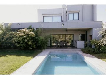 VENTA DE EXCLUSIVA CASA EN PRESTIGIOSO Bº PRIVADO, SAN MARTIN- MZA.