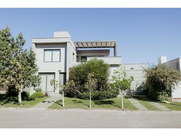 VENTA DE EXCLUSIVA CASA EN PRESTIGIOSO Bº PRIVADO, SAN MARTIN- MZA.