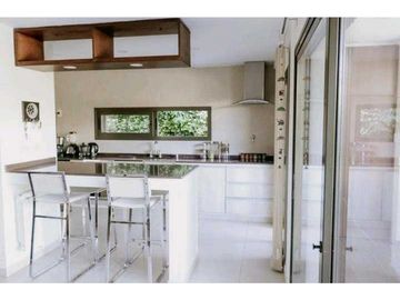 VENTA DE EXCLUSIVA CASA EN PRESTIGIOSO Bº PRIVADO, SAN MARTIN- MZA.