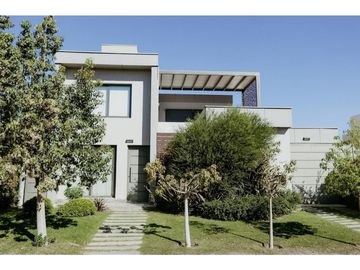 VENTA DE EXCLUSIVA CASA EN PRESTIGIOSO Bº PRIVADO, SAN MARTIN- MZA.