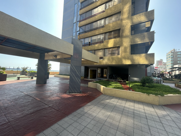 SE VENDE DEPARTAMENTO EN EDIFICIO PUNTA DE DIAMANTE