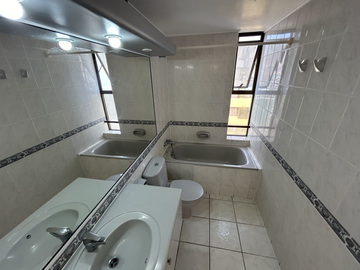 SE VENDE DEPARTAMENTO EN EDIFICIO PUNTA DE DIAMANTE