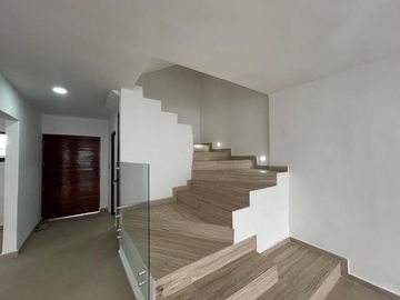 VENTA DE CASA NUEVA EN LA ANTIGUA CEMENTERA TRES RECAMARAS, 4 BAÑOS COMPLETOS