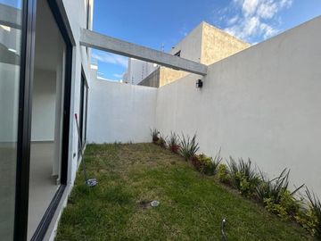 VENTA DE CASA NUEVA EN LA ANTIGUA CEMENTERA TRES RECAMARAS, 4 BAÑOS COMPLETOS