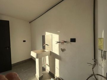 VENTA DE CASA NUEVA EN LA ANTIGUA CEMENTERA TRES RECAMARAS, 4 BAÑOS COMPLETOS
